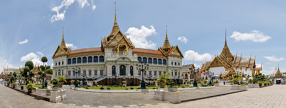 A photograph of Chakri Maha Prasat Throne Hall