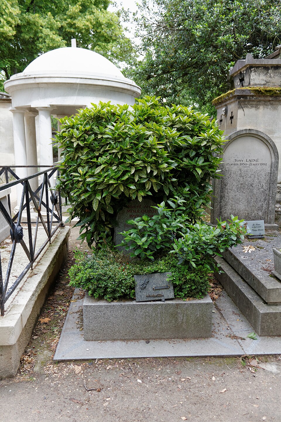 A photograph of Grave of Mouloudji