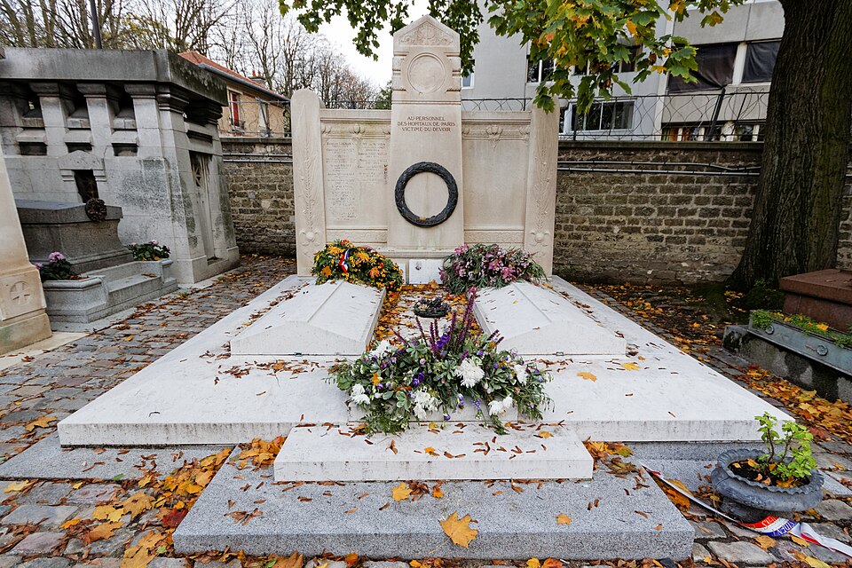 A photograph of Monument de l'Assistance publique (Père-Lachaise, division 2)