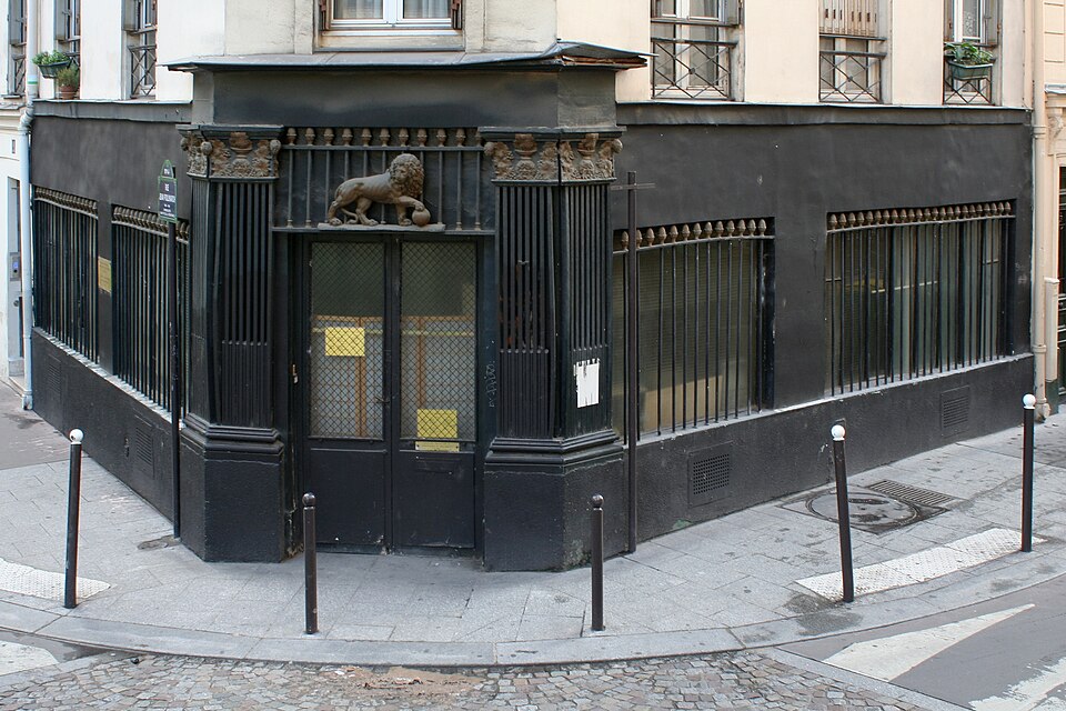 A photograph of À l'enseigne du lion d'or