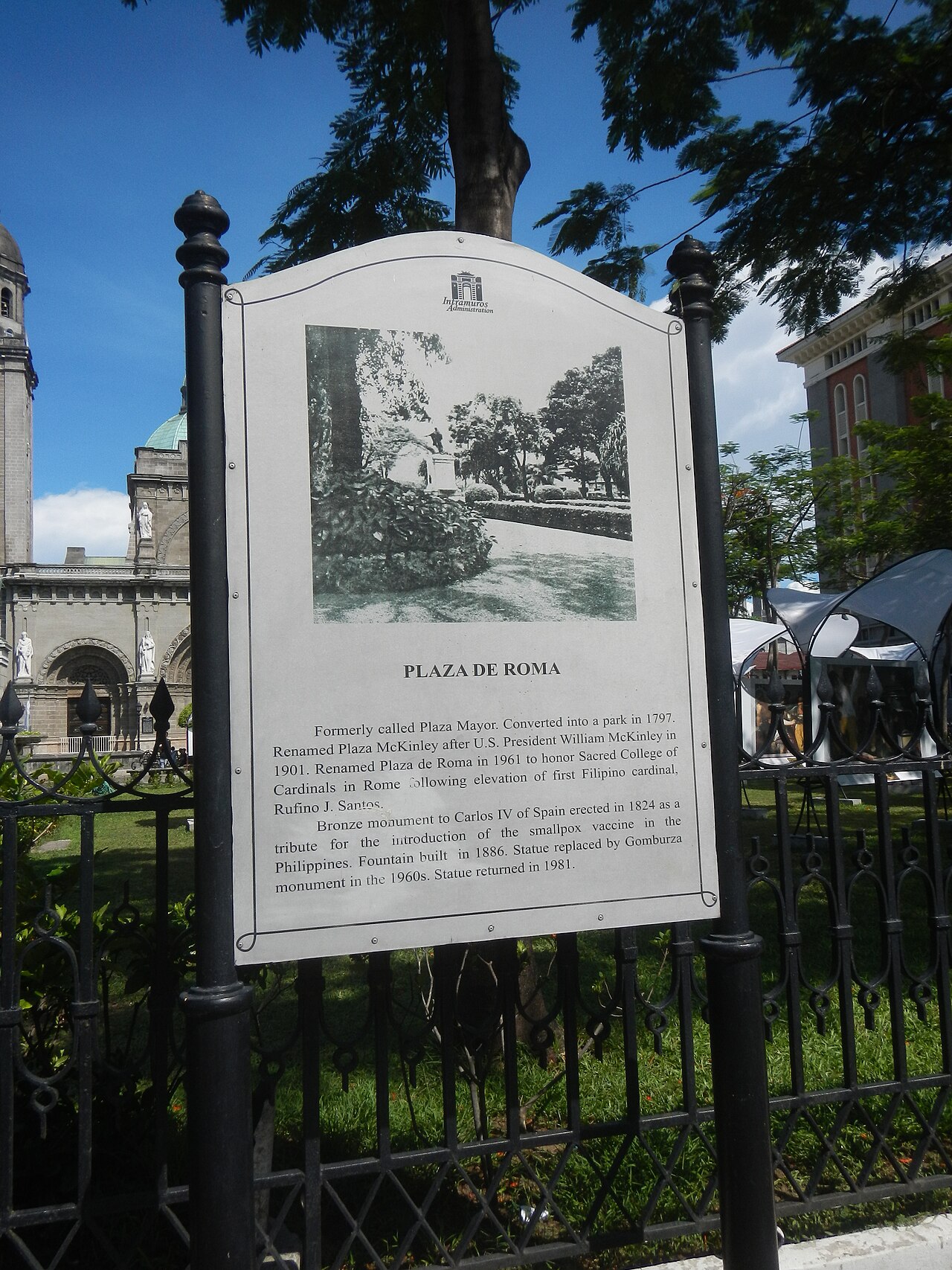 A photograph of Plaza de Roma