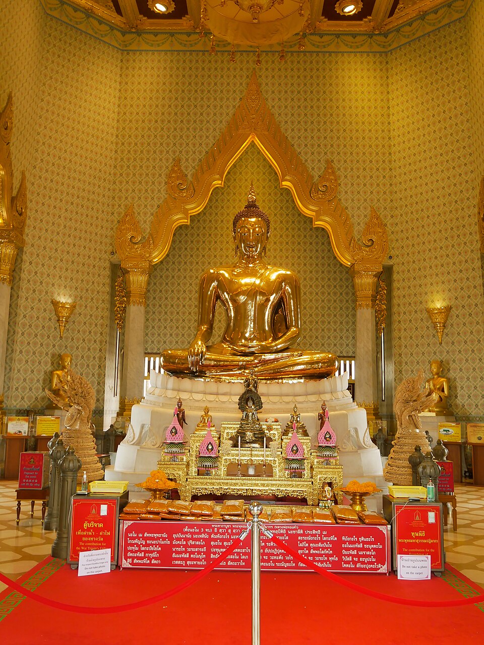 A photograph of Wat Traimit