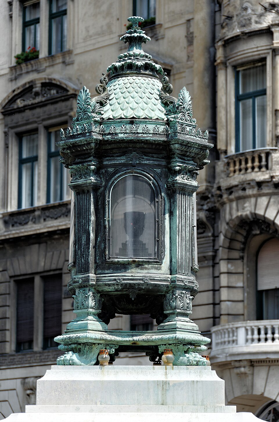 A photograph of Batthyány's sanctuary lamp