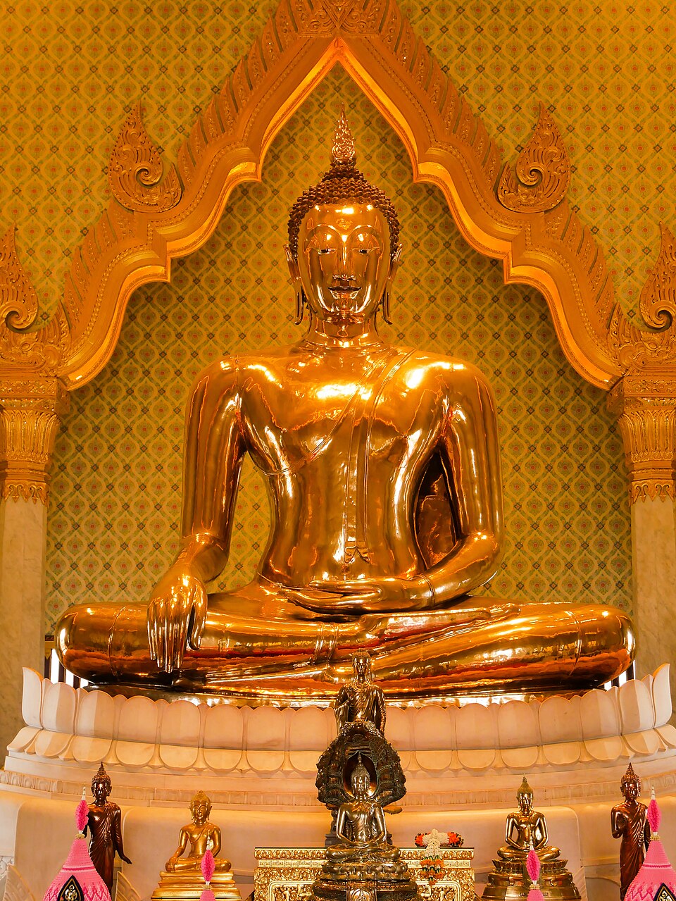 A photograph of Wat Traimit