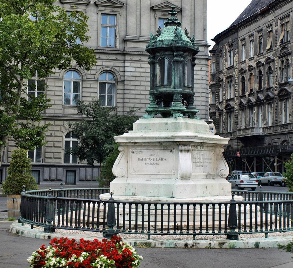 A photograph of Batthyány's sanctuary lamp