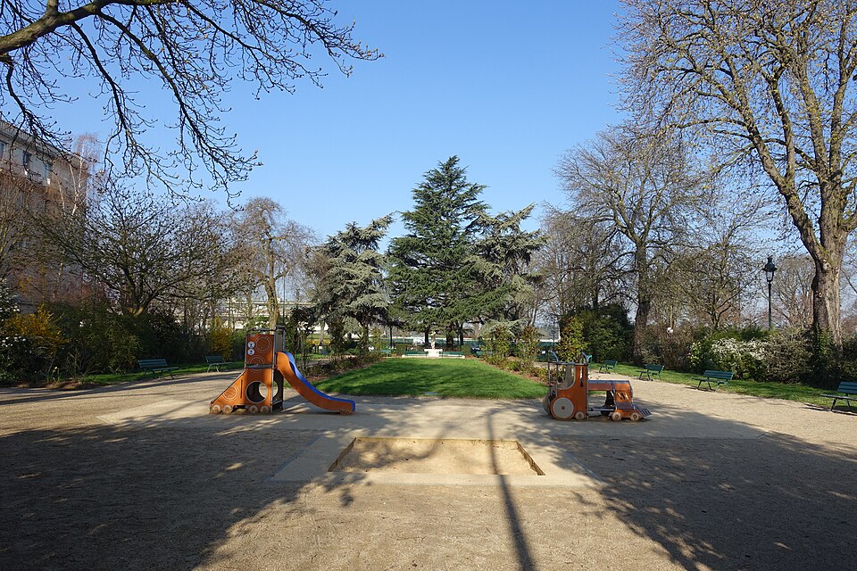 A photograph of square Tolstoï