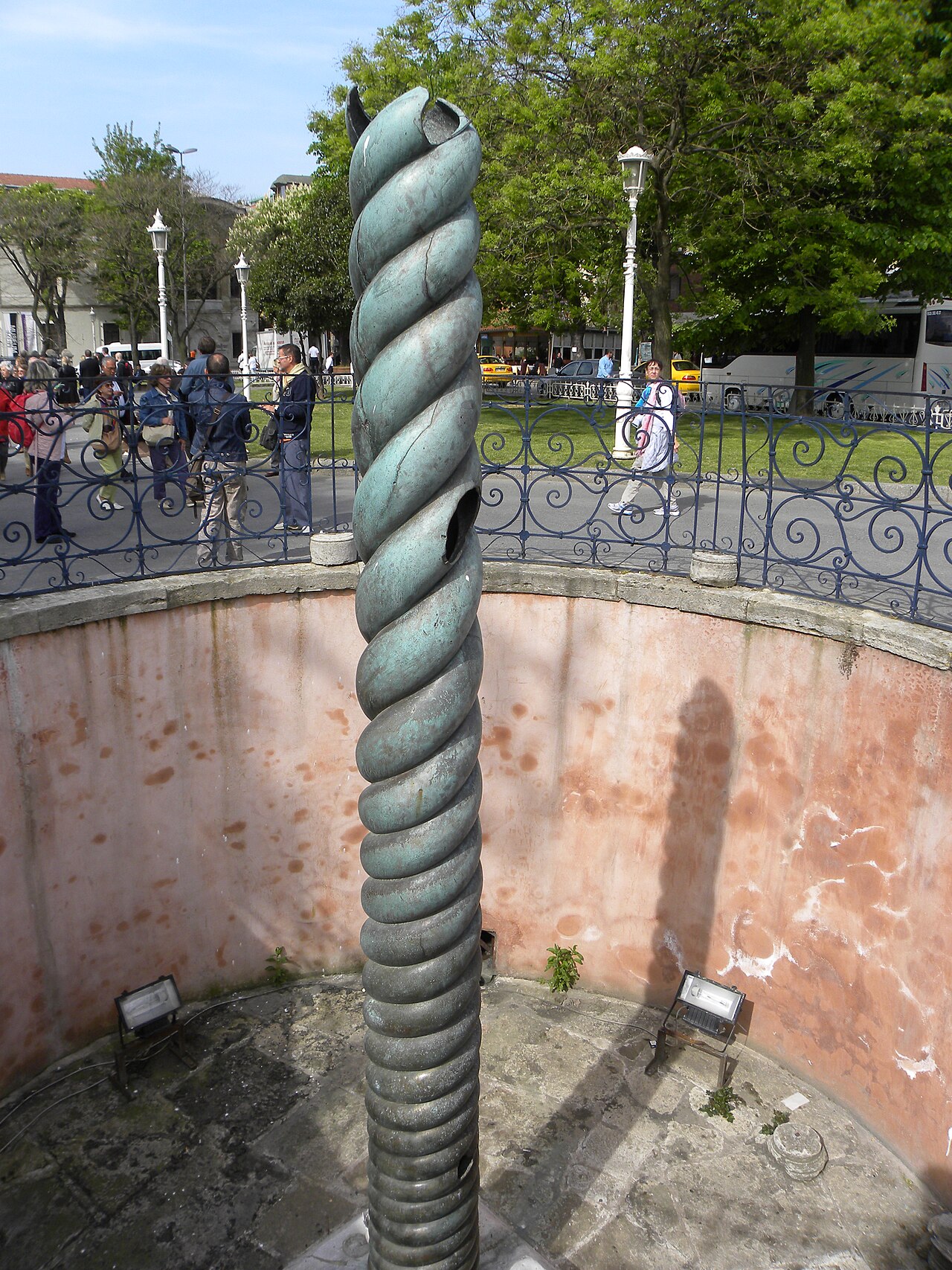 Una fotografia di Serpent Column