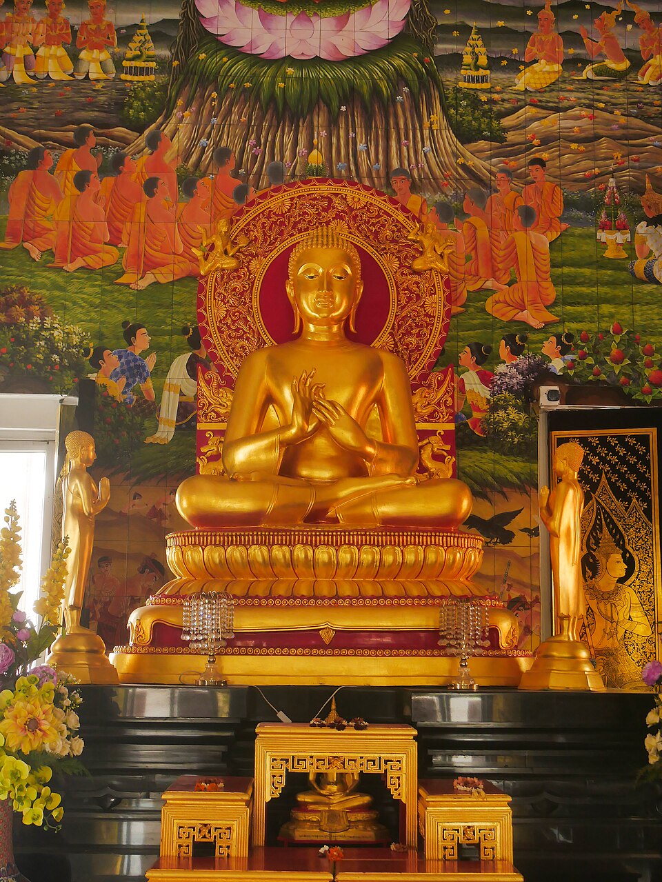 A photograph of Wat Hua Lamphong