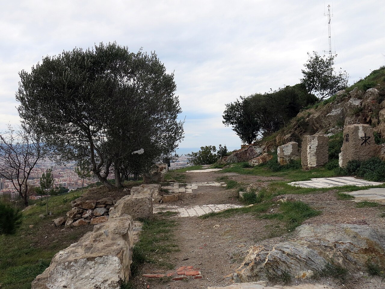 Ein Foto von La Rovira Hill