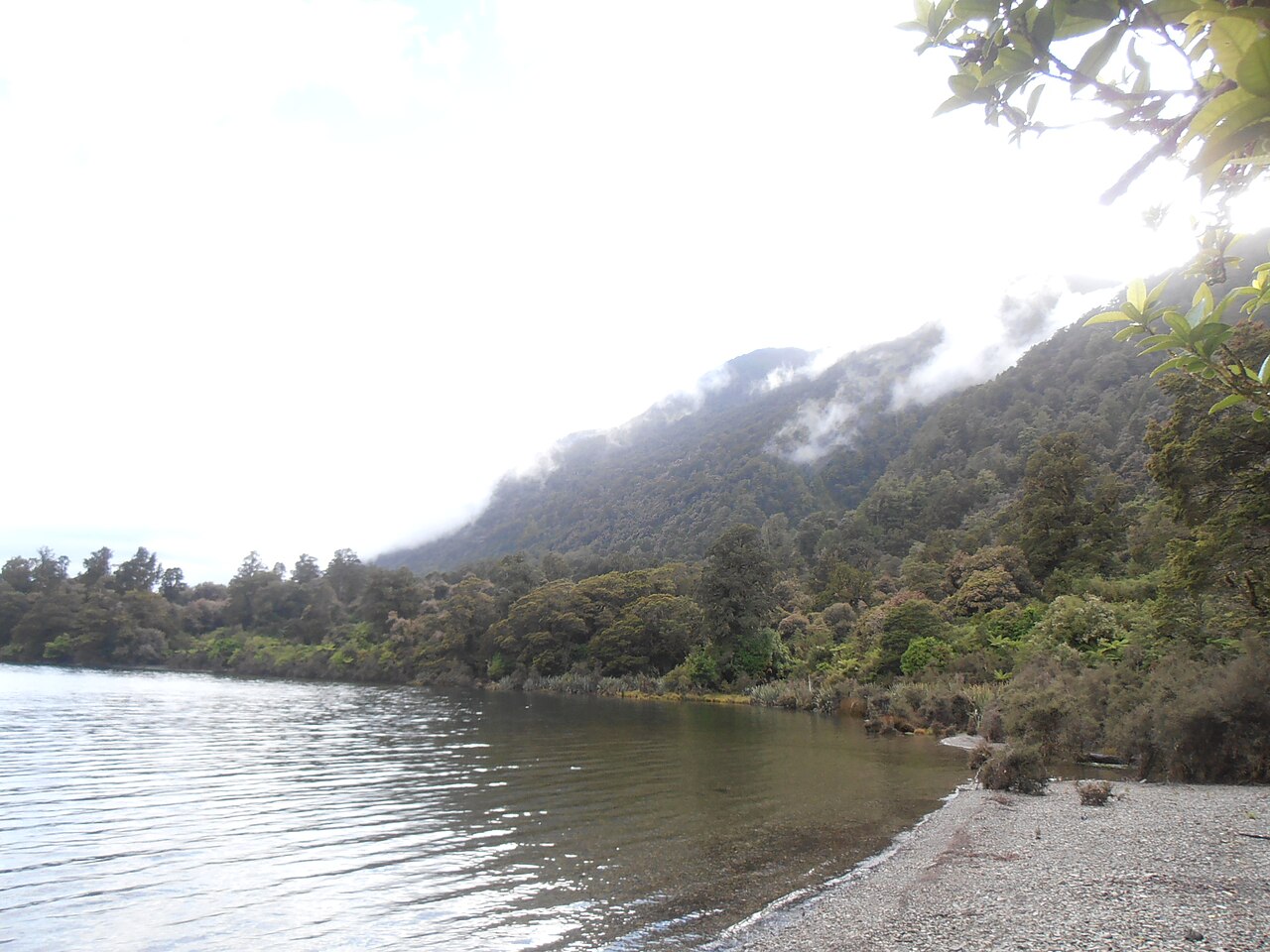 Una fotografia di Lake Alabaster/Wāwāhi Waka