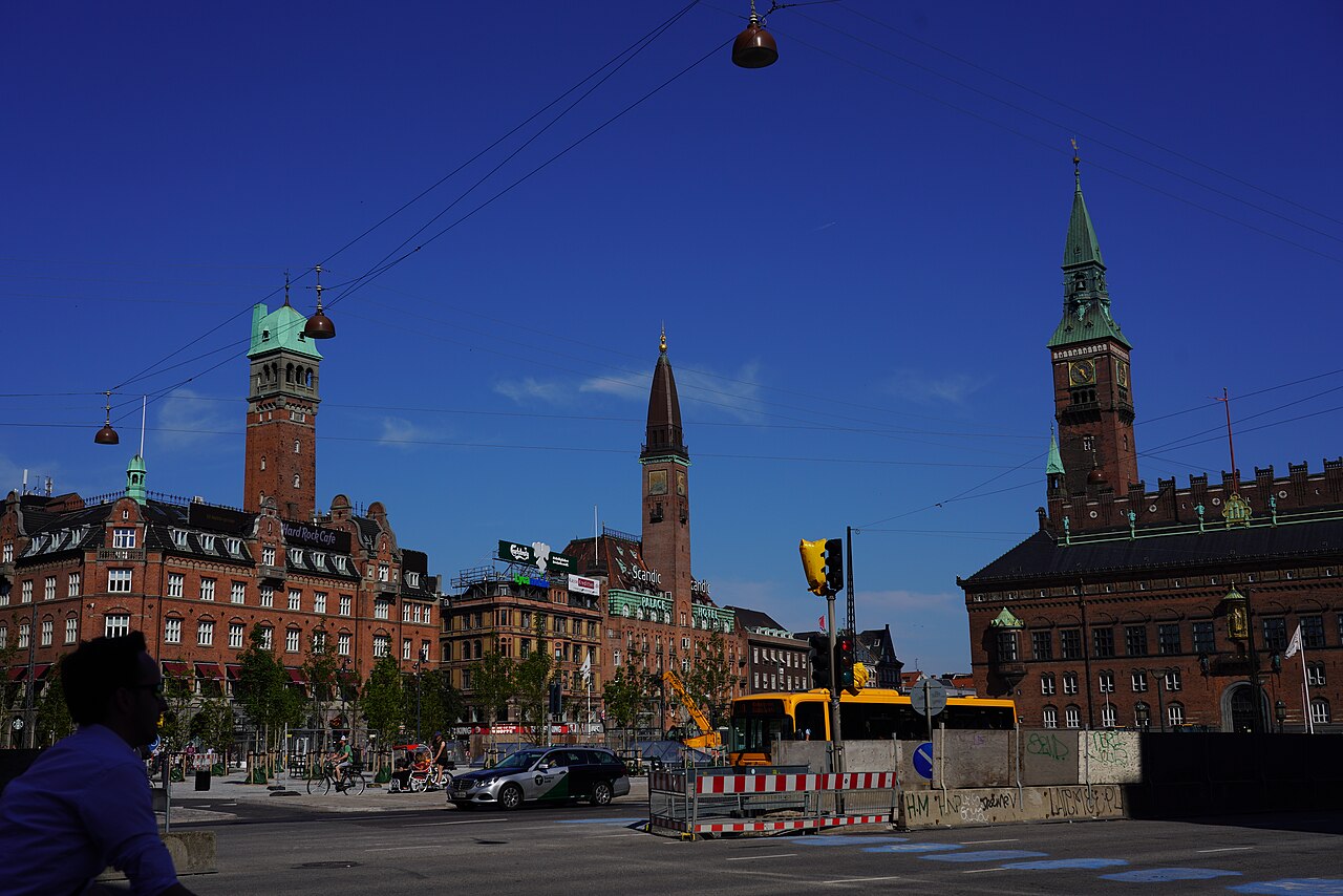 Una fotografia di City Hall Square