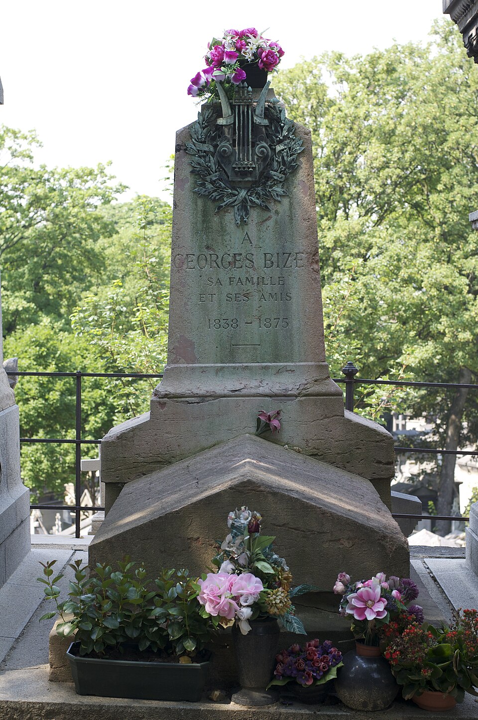 A photograph of Grave of Bizet
