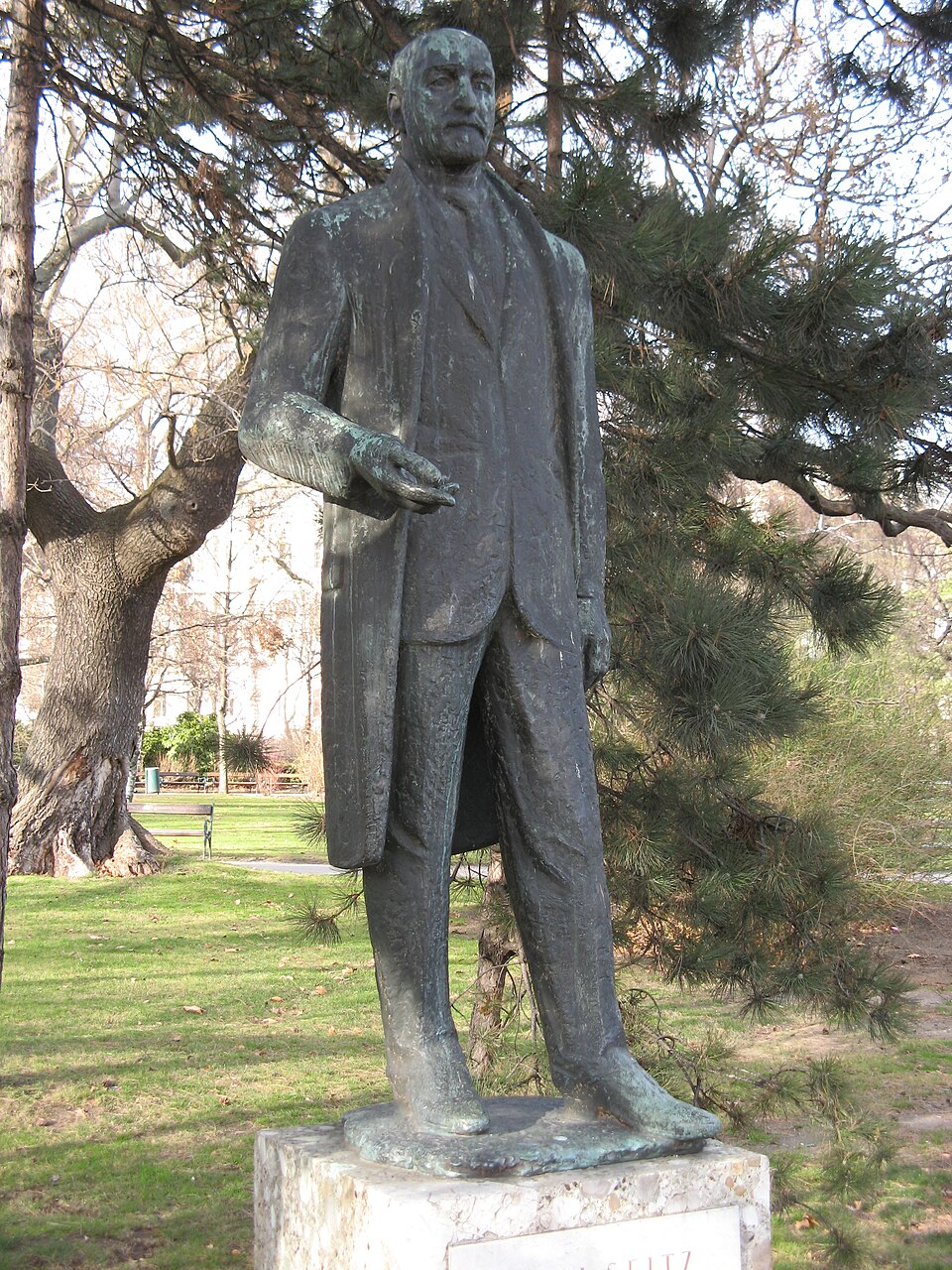 A photograph of Denkmal Karl Seitz, Rathauspark
