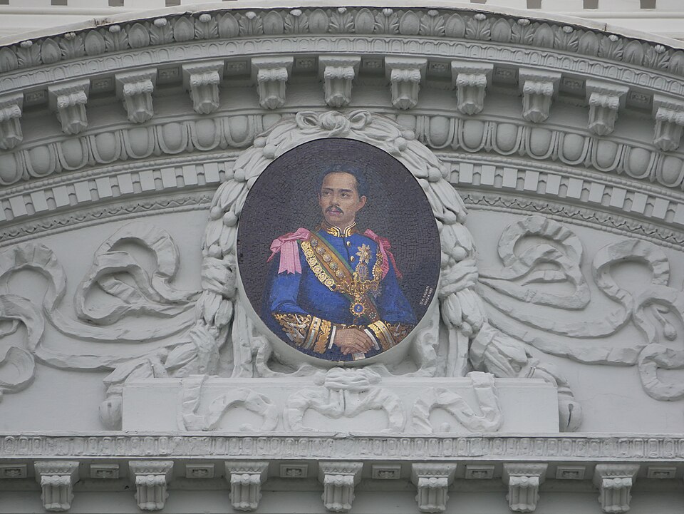 A photograph of Chakri Maha Prasat Throne Hall