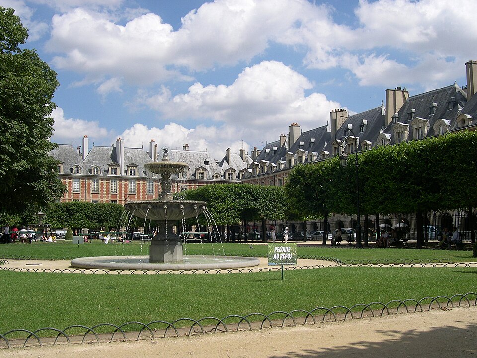 A photograph of square Louis-XIII