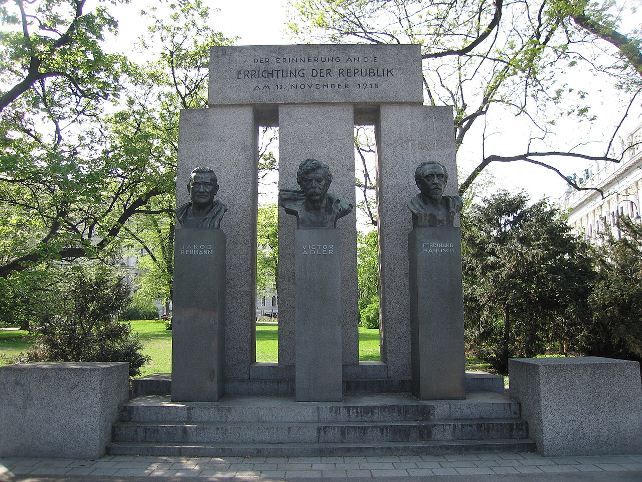 Une photographie de Denkmal der Republik