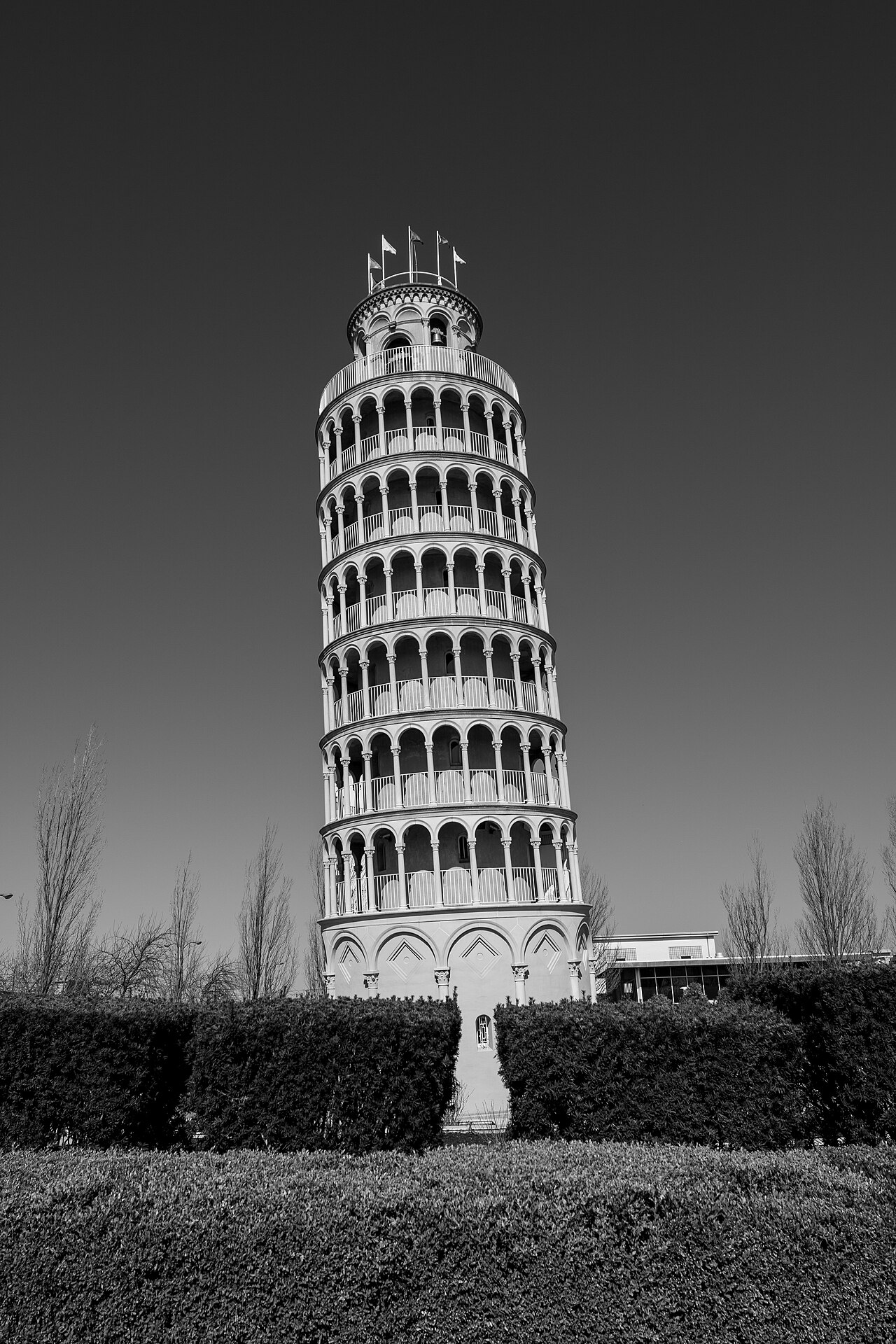 Leaning Tower of Niles의 사진