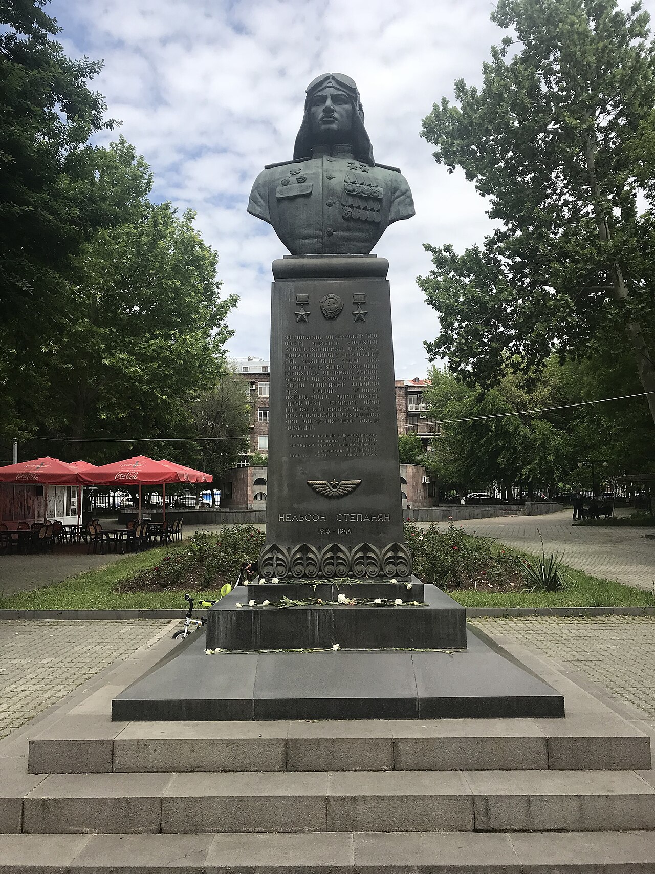 Erivan'daki Nelson Stepanyan Büstü fotoğrafı