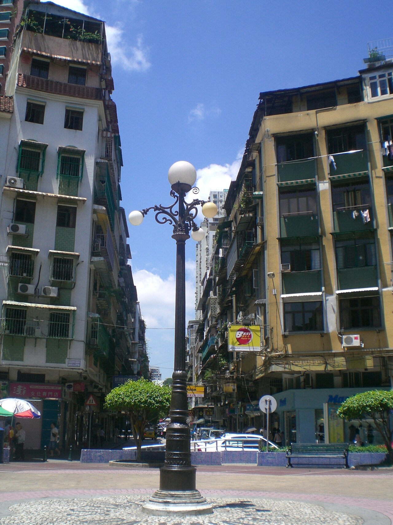 A photograph of Rotunda de Carlos da Maia