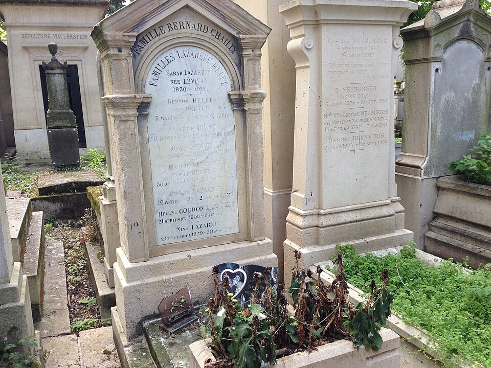 A photograph of grave of Pierre and Hélène Lazareff