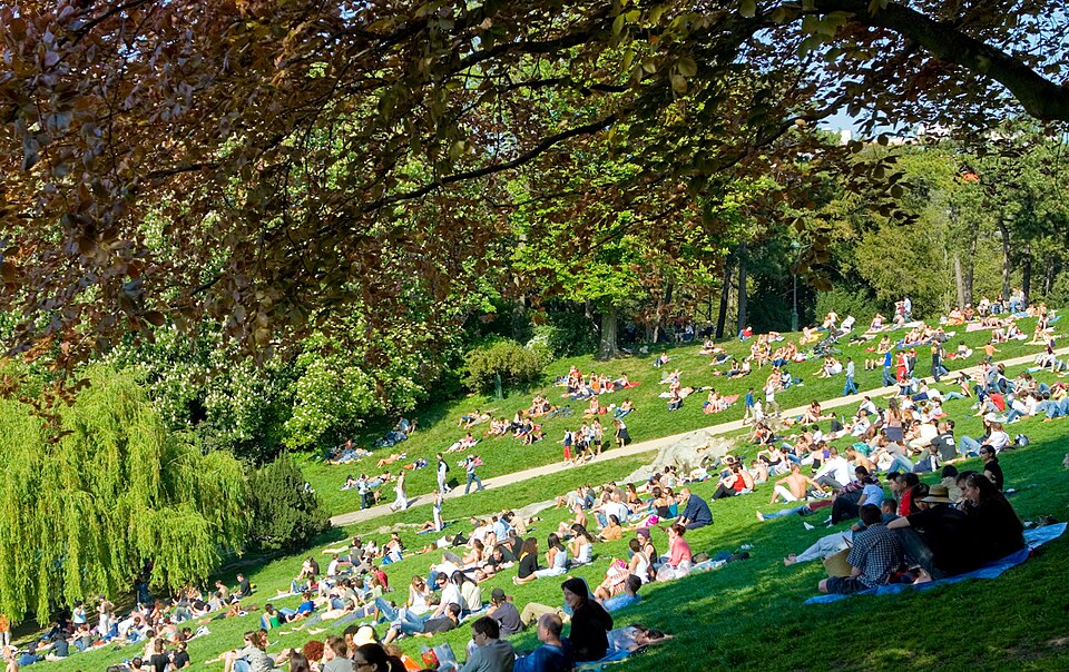 A photograph of parc des Buttes-Chaumont
