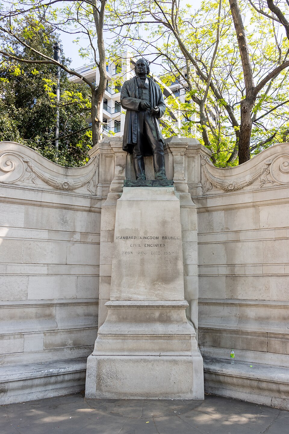 A photograph of Statue of Isambard Kingdom Brunel