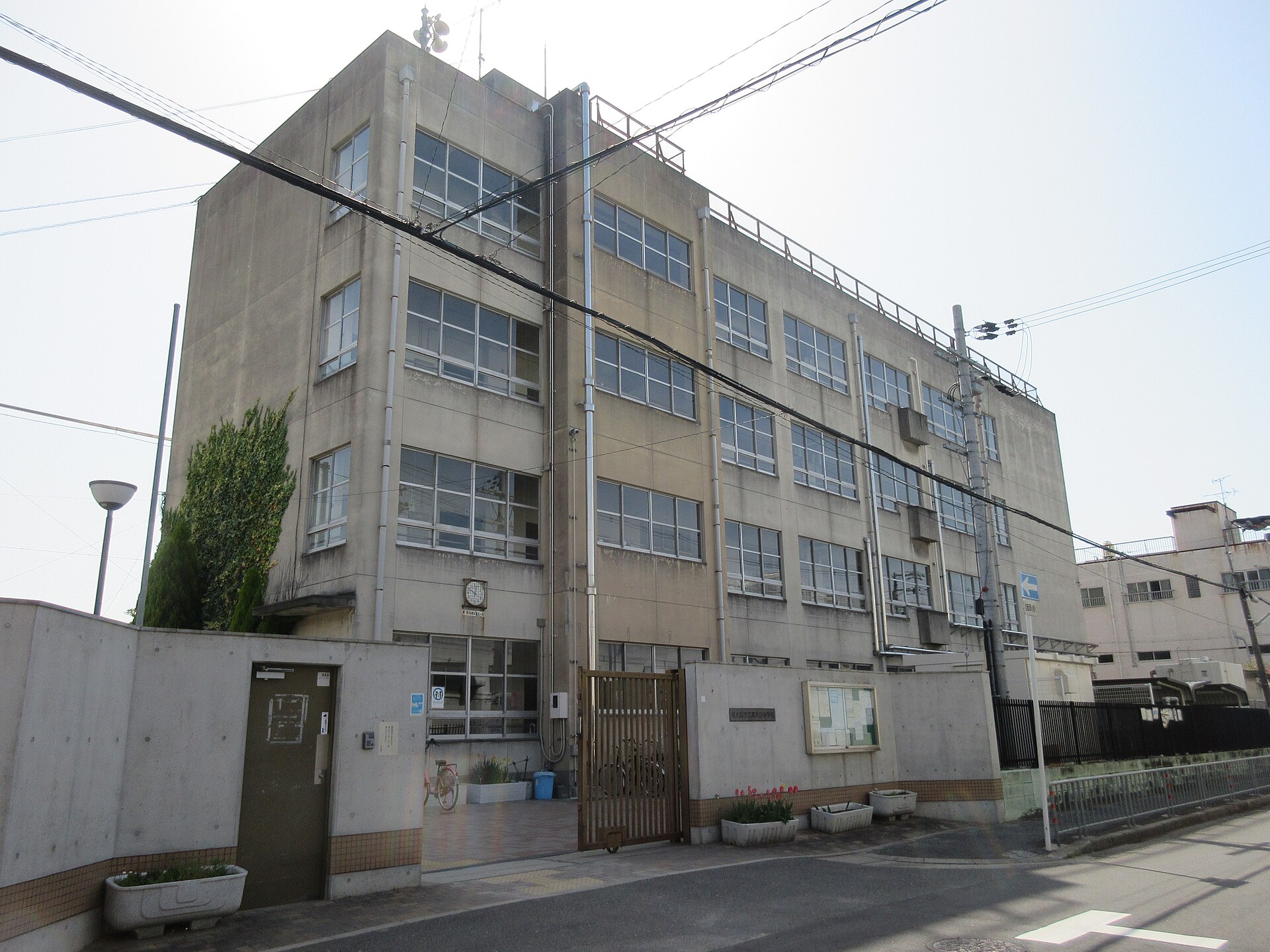 市立高井田中学校