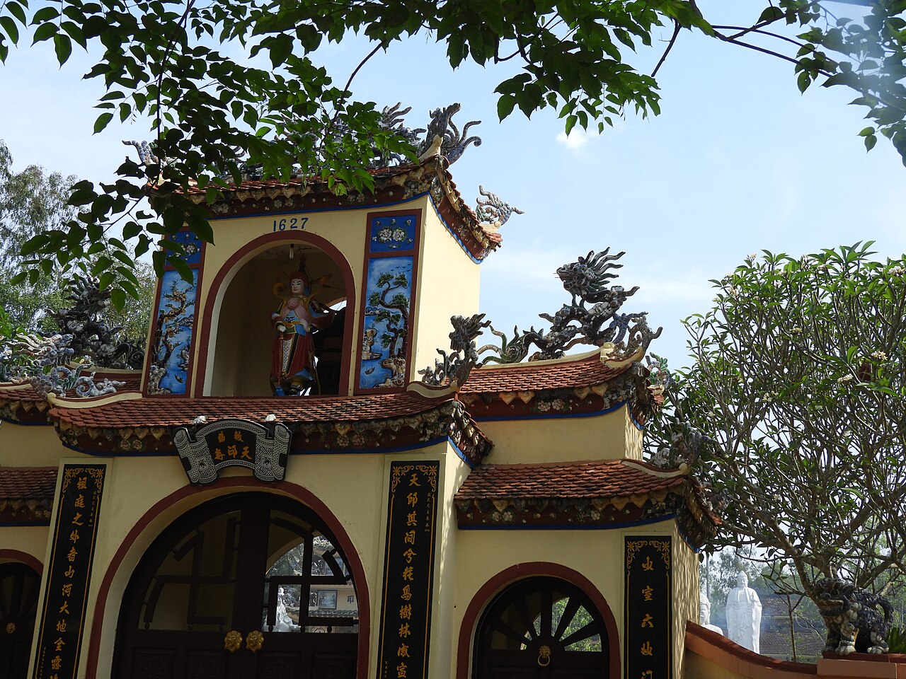 A photograph of Thiên An Pagoda (Chua Thiên An)