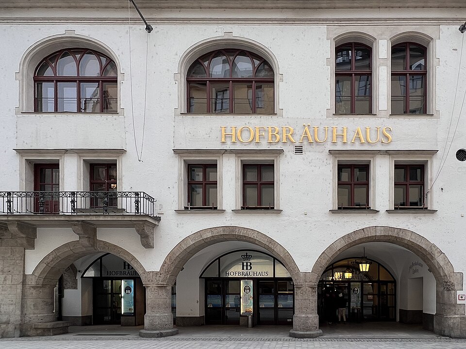 A photograph of Hofbräuhaus am Platzl