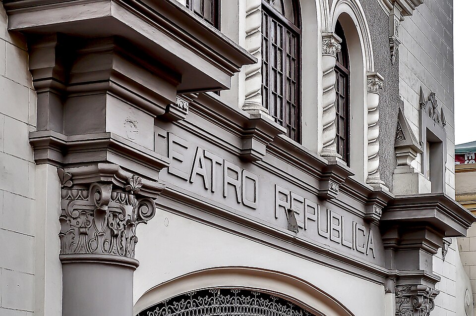 A photograph of Teatro Republica