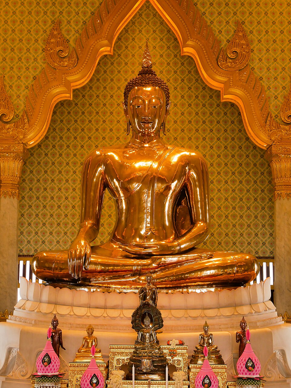 A photograph of Wat Traimit