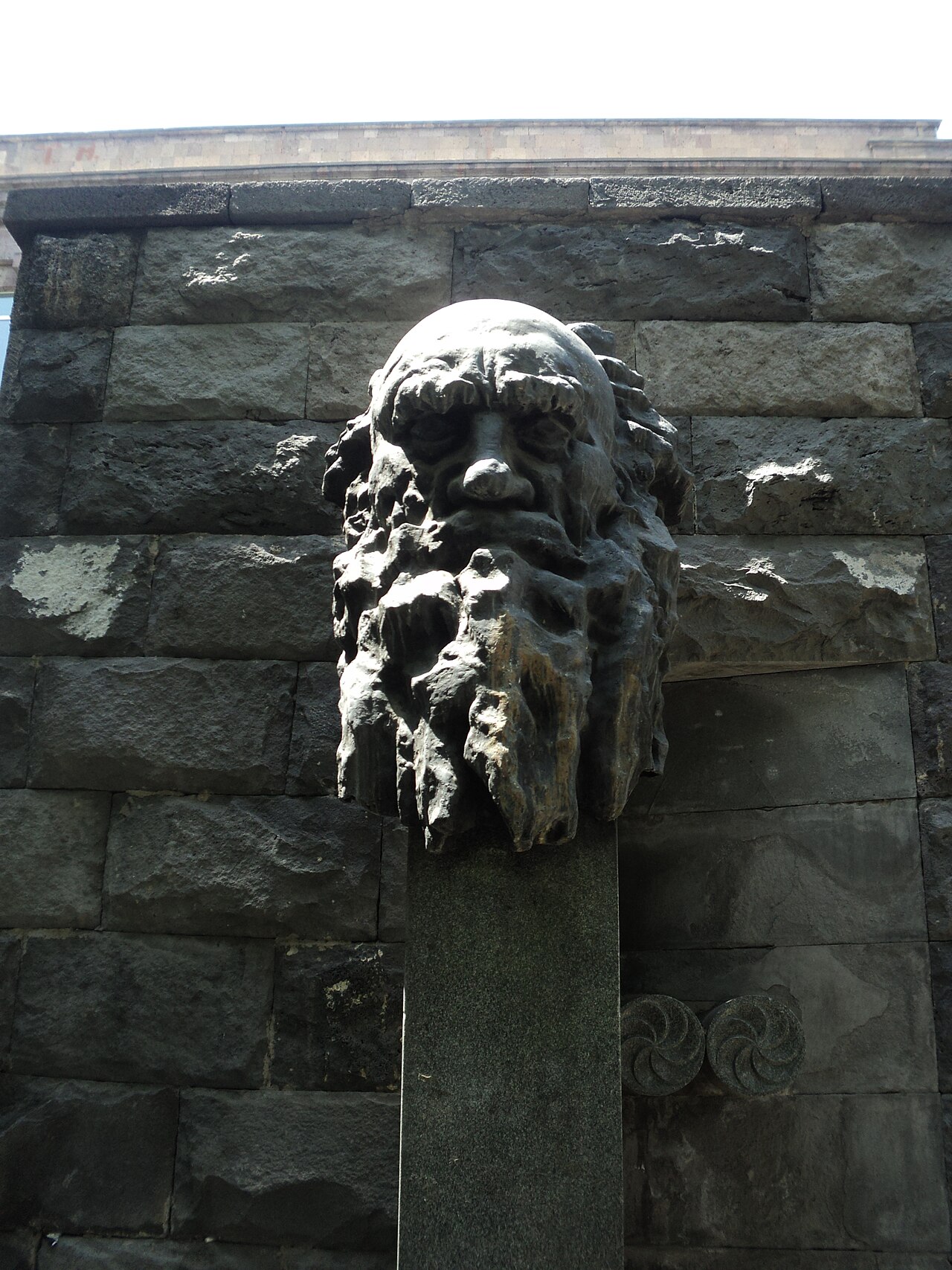 Una fotografia di Lev Tolstoy's bust