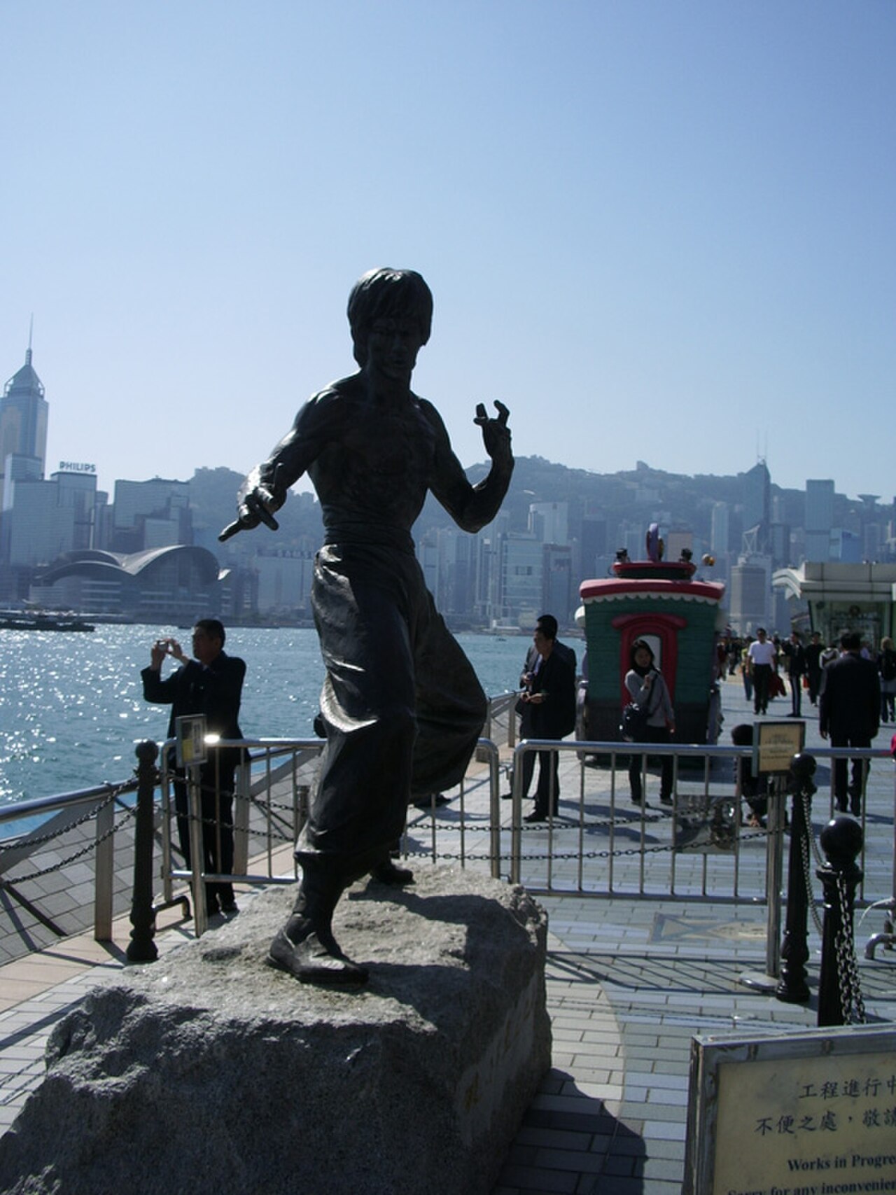 Statue of Bruce Lee fotoğrafı