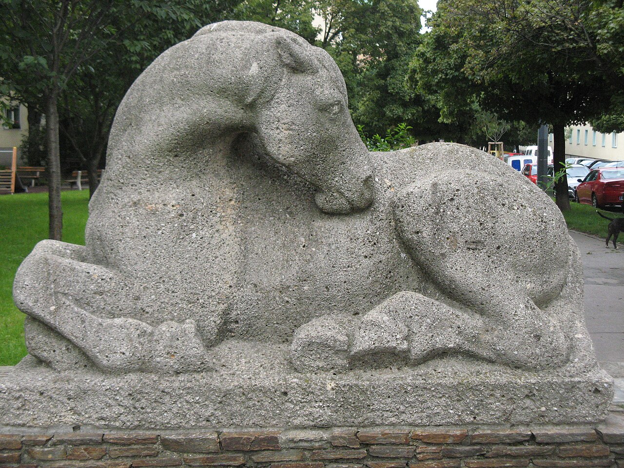 Liegendes Pferd