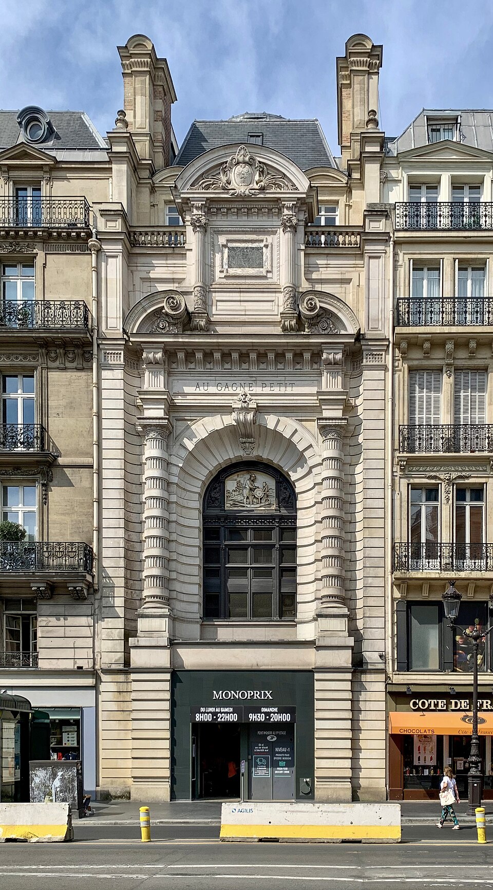 A photograph of Au gagne petit