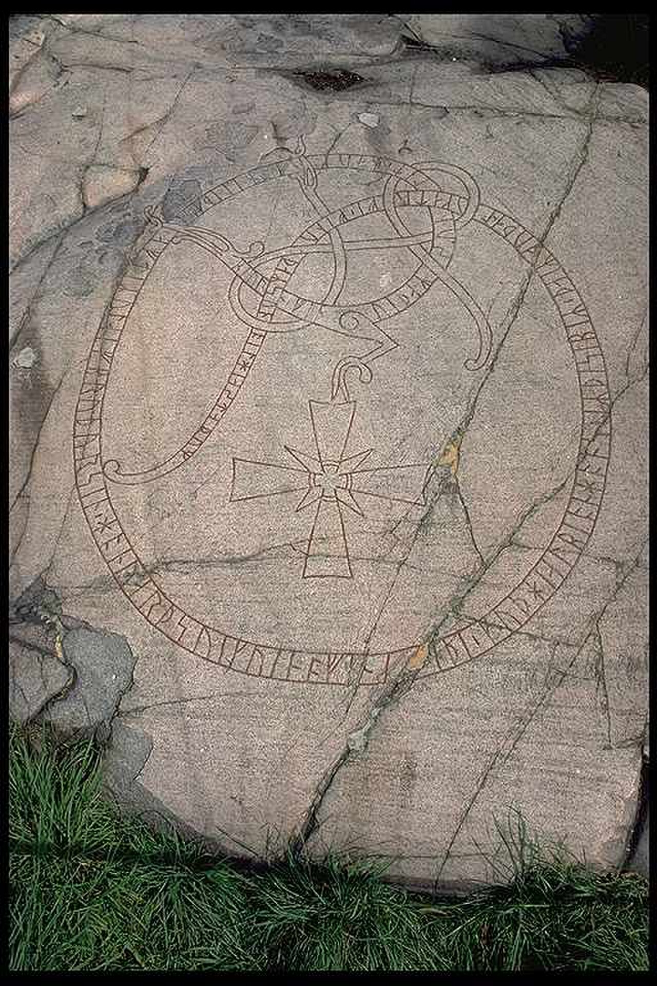 Uppland Runic Inscription 130 fotoğrafı