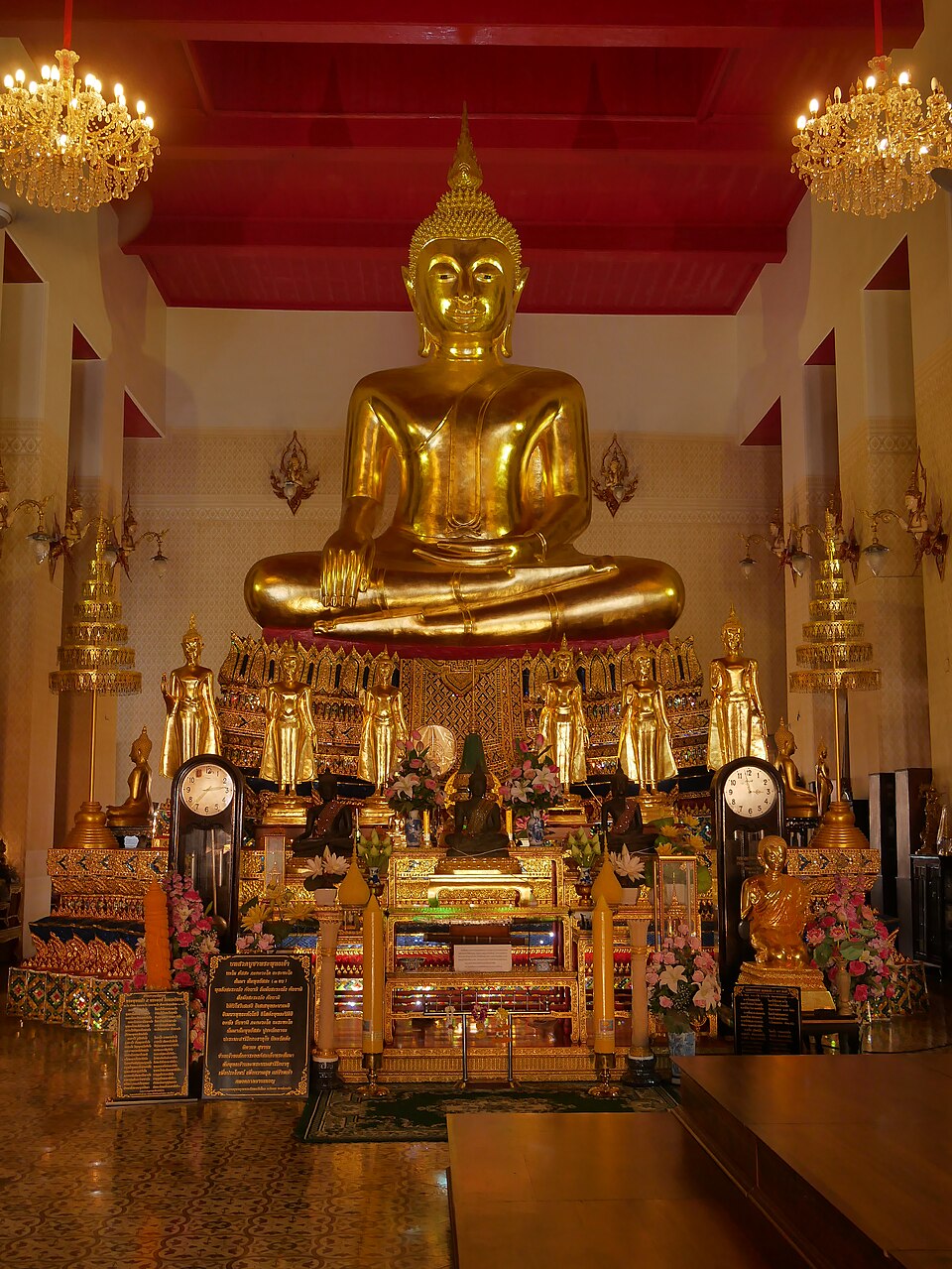 A photograph of Wat Mahathat Yuwaratrangsarit