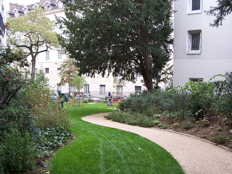 A photograph of square Marius-Constant