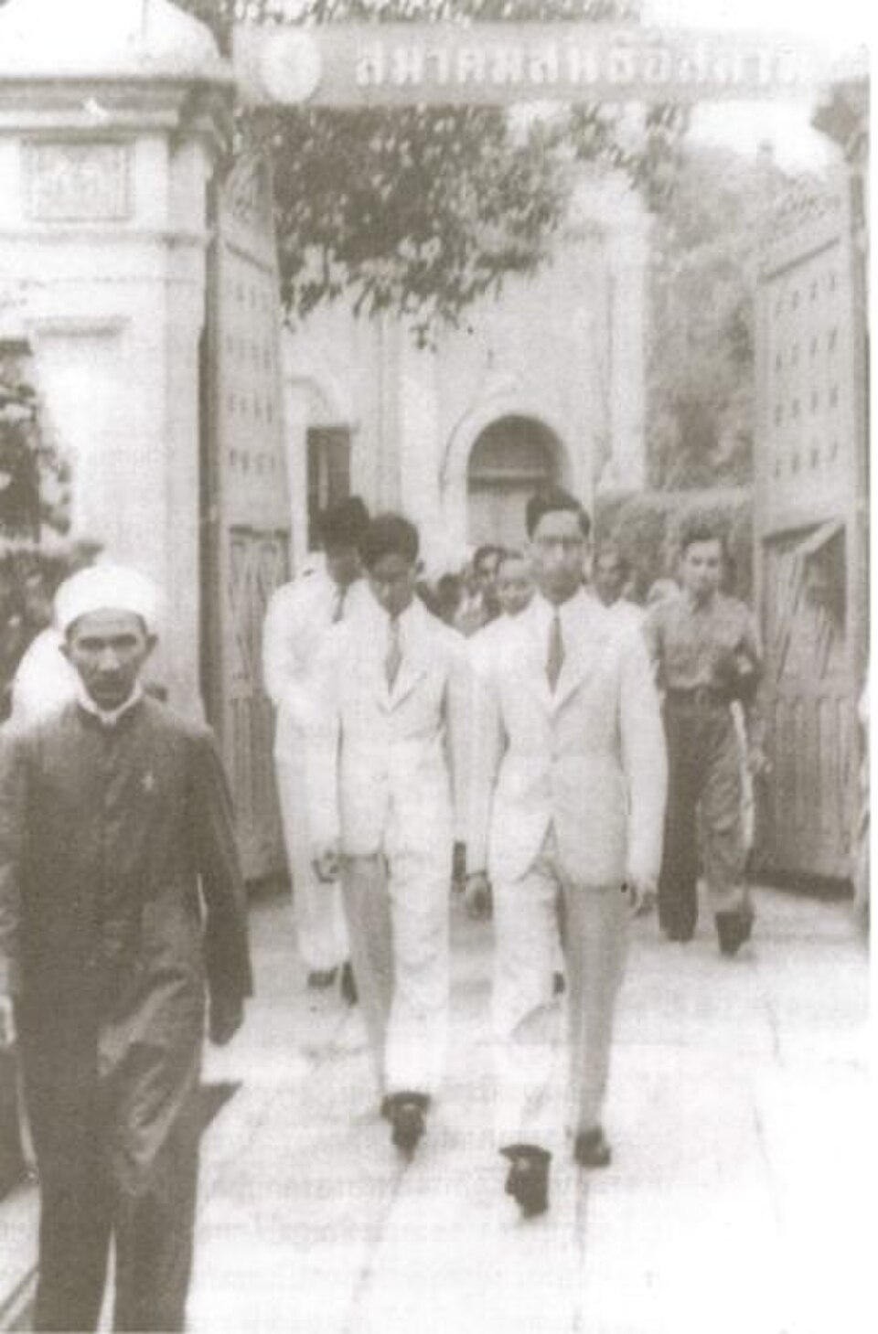 A photograph of Ton Son Mosque