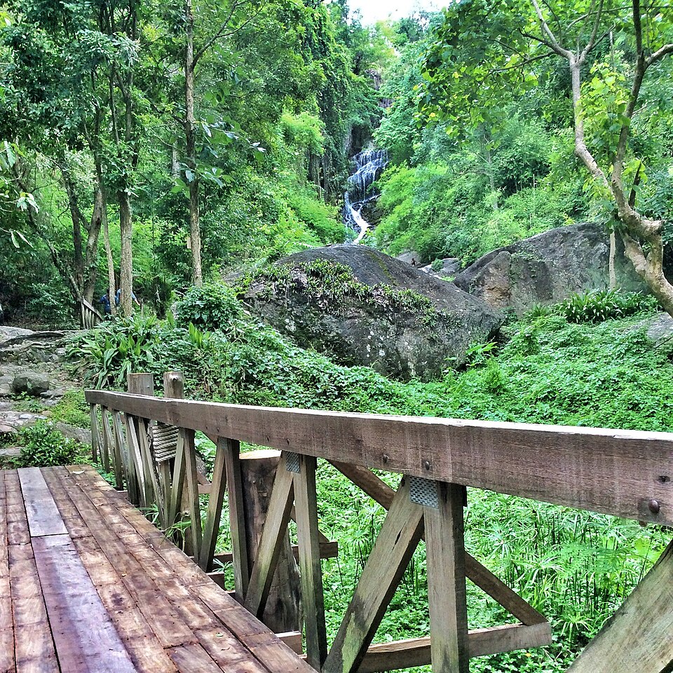 A photograph of น้ำตกห้วยแก้ว