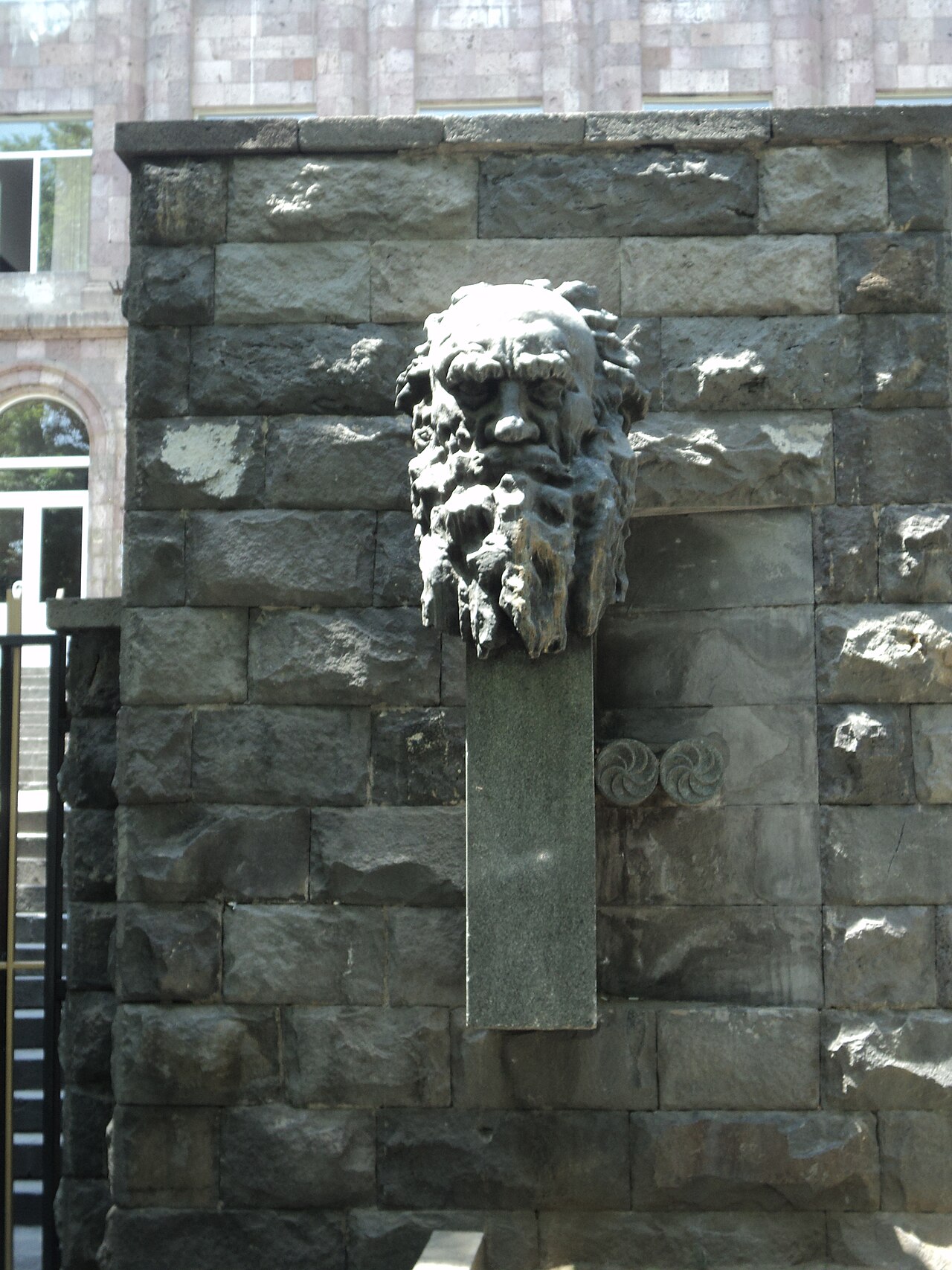 Una fotografia di Lev Tolstoy's bust