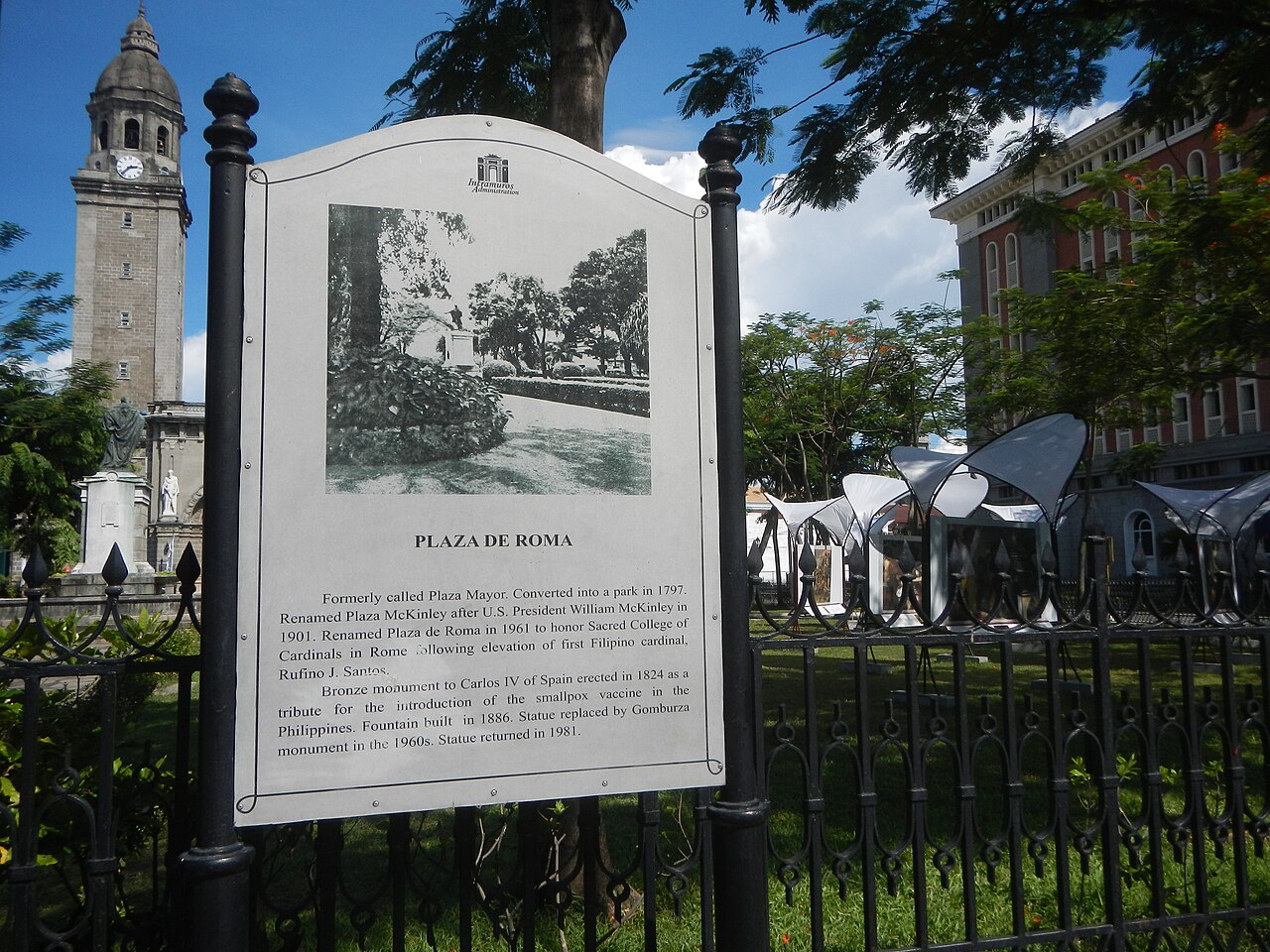 A photograph of Plaza de Roma