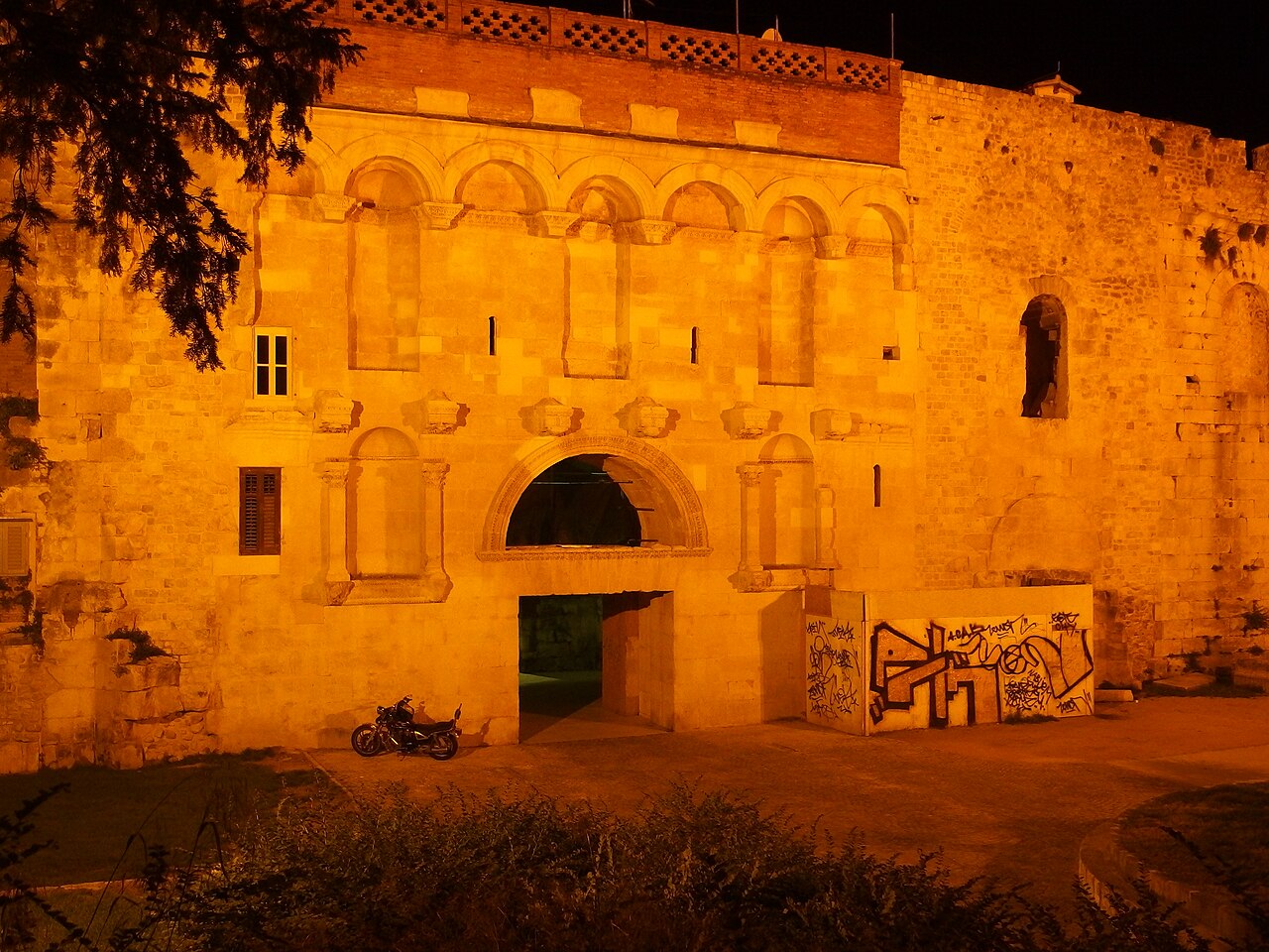 Zlatna vrata fotoğrafı