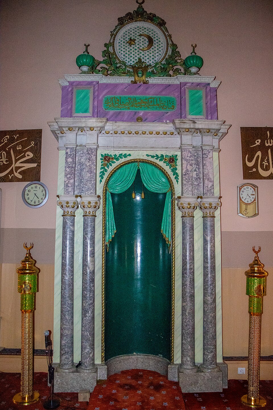A photograph of Grand Mosque