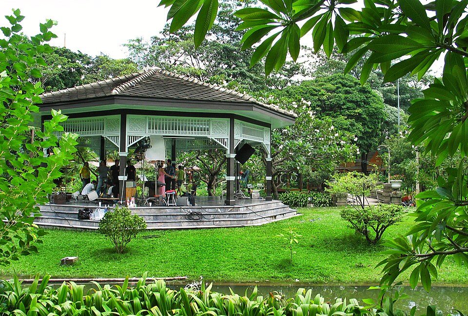 A photograph of Saranrom Park