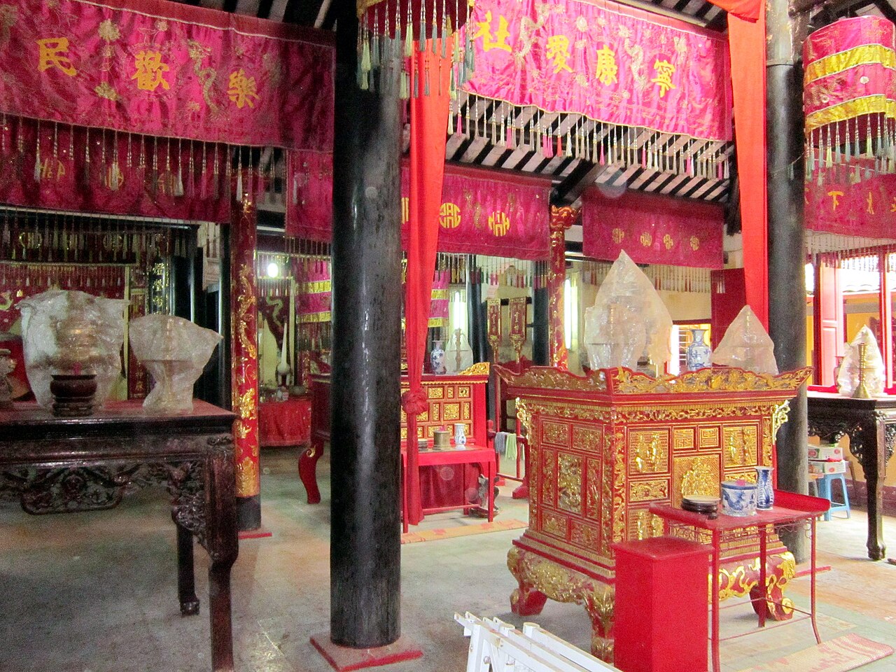 A photograph of đình Hoà Bình