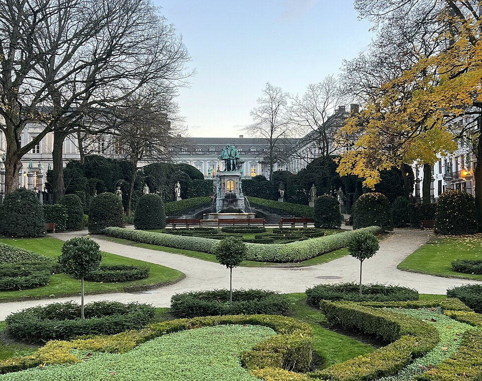 A photograph of Square du Petit Sablon - Kleine Zavelsquare
