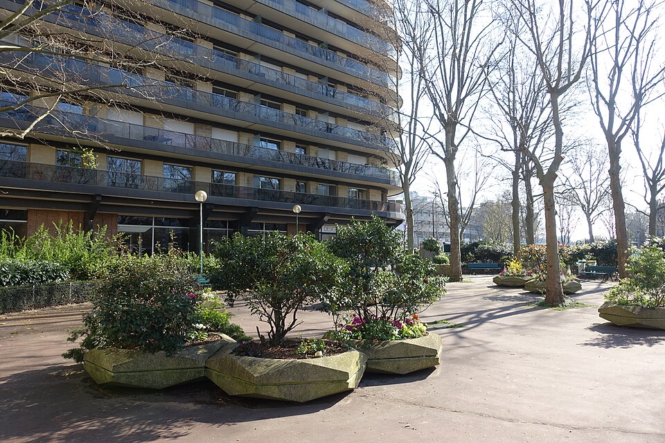 A photograph of square Marguerite-Long