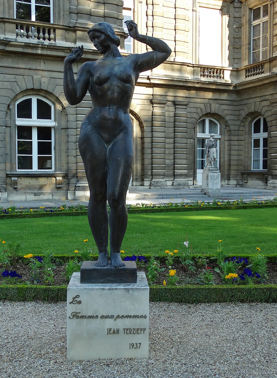 A photograph of La Femme aux pommes
