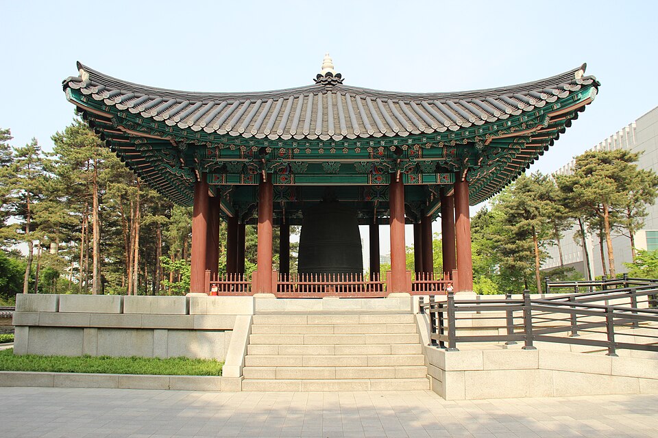 A photograph of Bronze Bell of Bosingak Pavilion